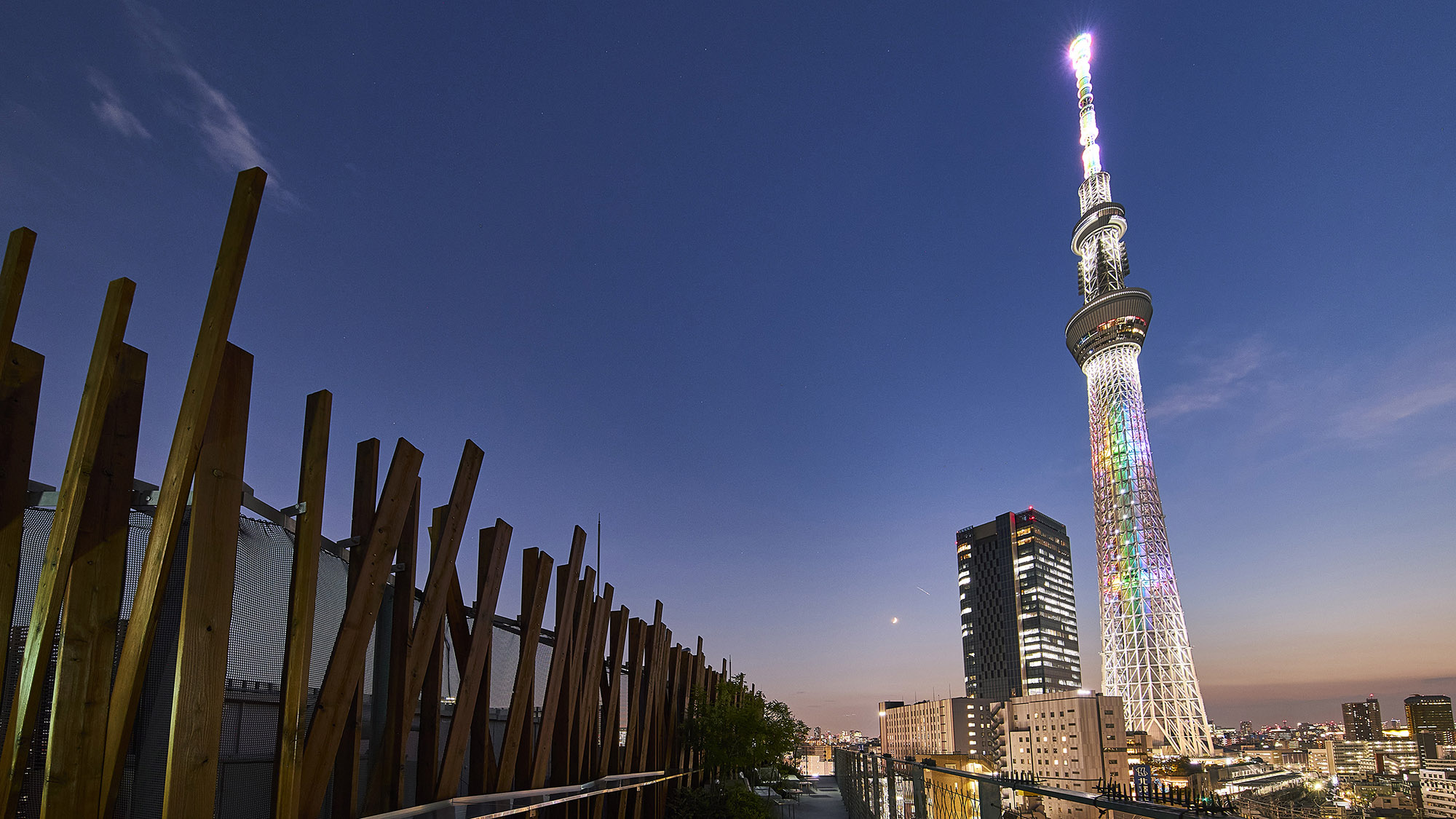 @rooftop｜東京スカイツリー&reg;が映える黄昏時、きらめく街並みと美しく調和します。