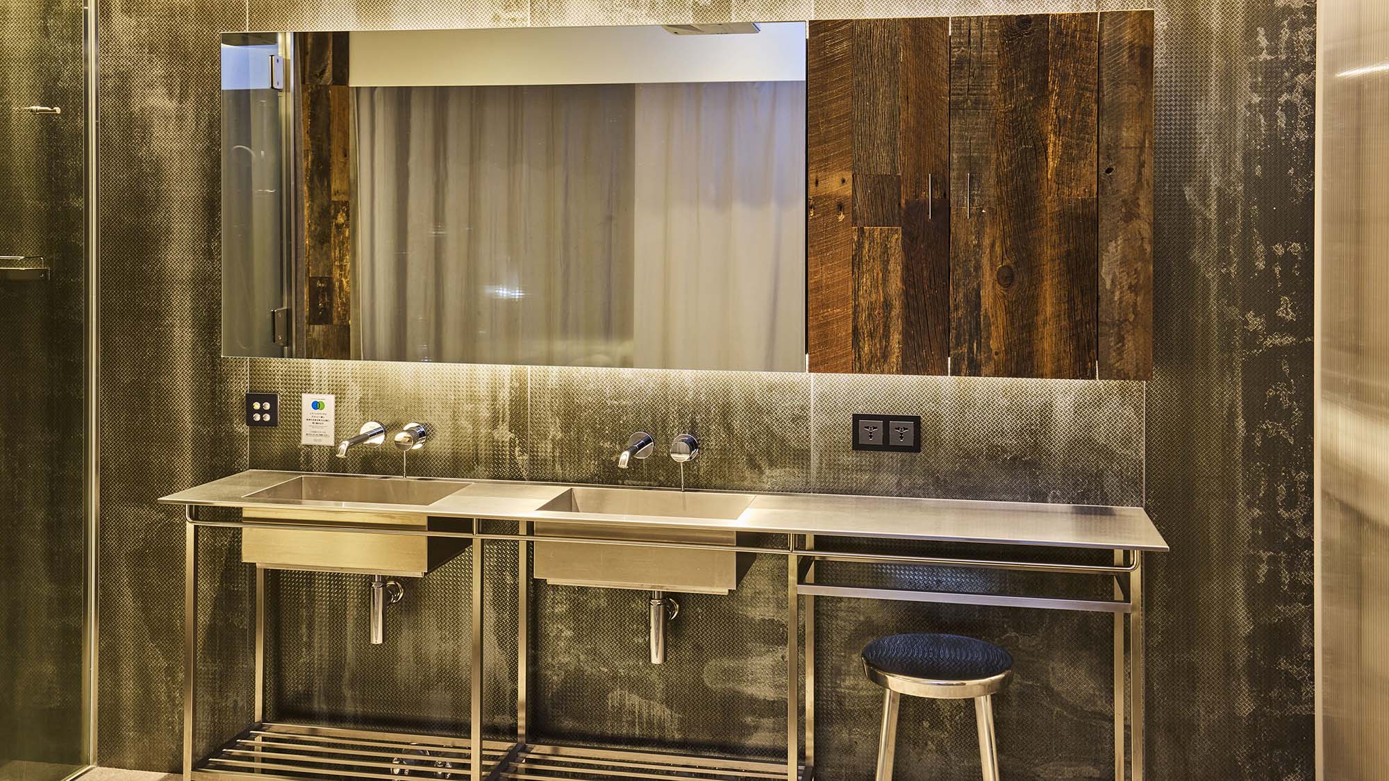 アトリエスイート｜洗い場付バスルーム（オーバーヘッドシャワー付）、独立トイレ、独立洗面台