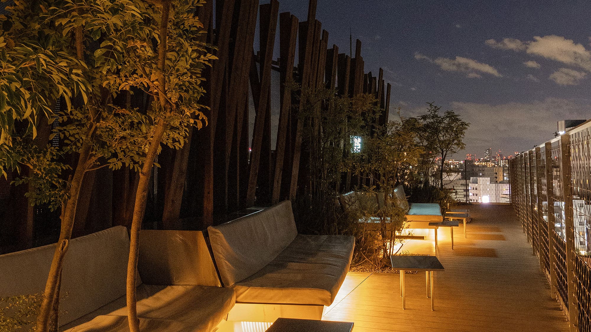 @rooftop｜夜風が心地よいルーフトップで、至福のひとときを。
