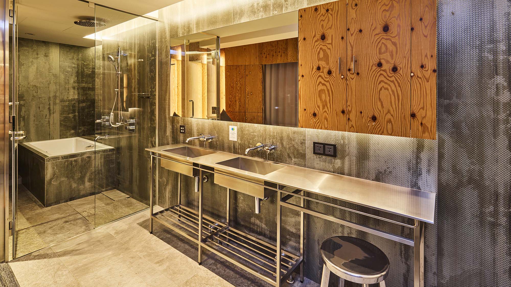 ライブラリースイート｜洗い場付バスルーム（オーバーヘッドシャワー付）、独立洗面台