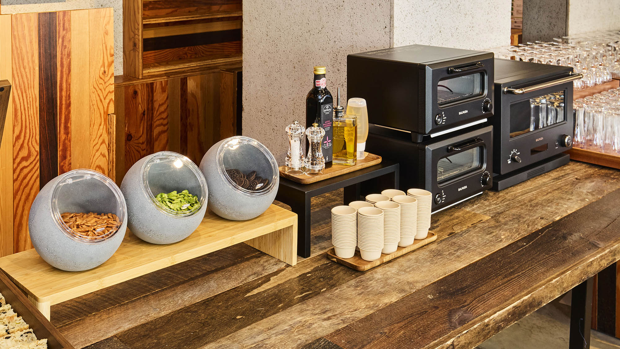 ラウンジ｜SNACKS／ラウンジでのくつろぎ時間に、軽いスナックをお楽しみください。