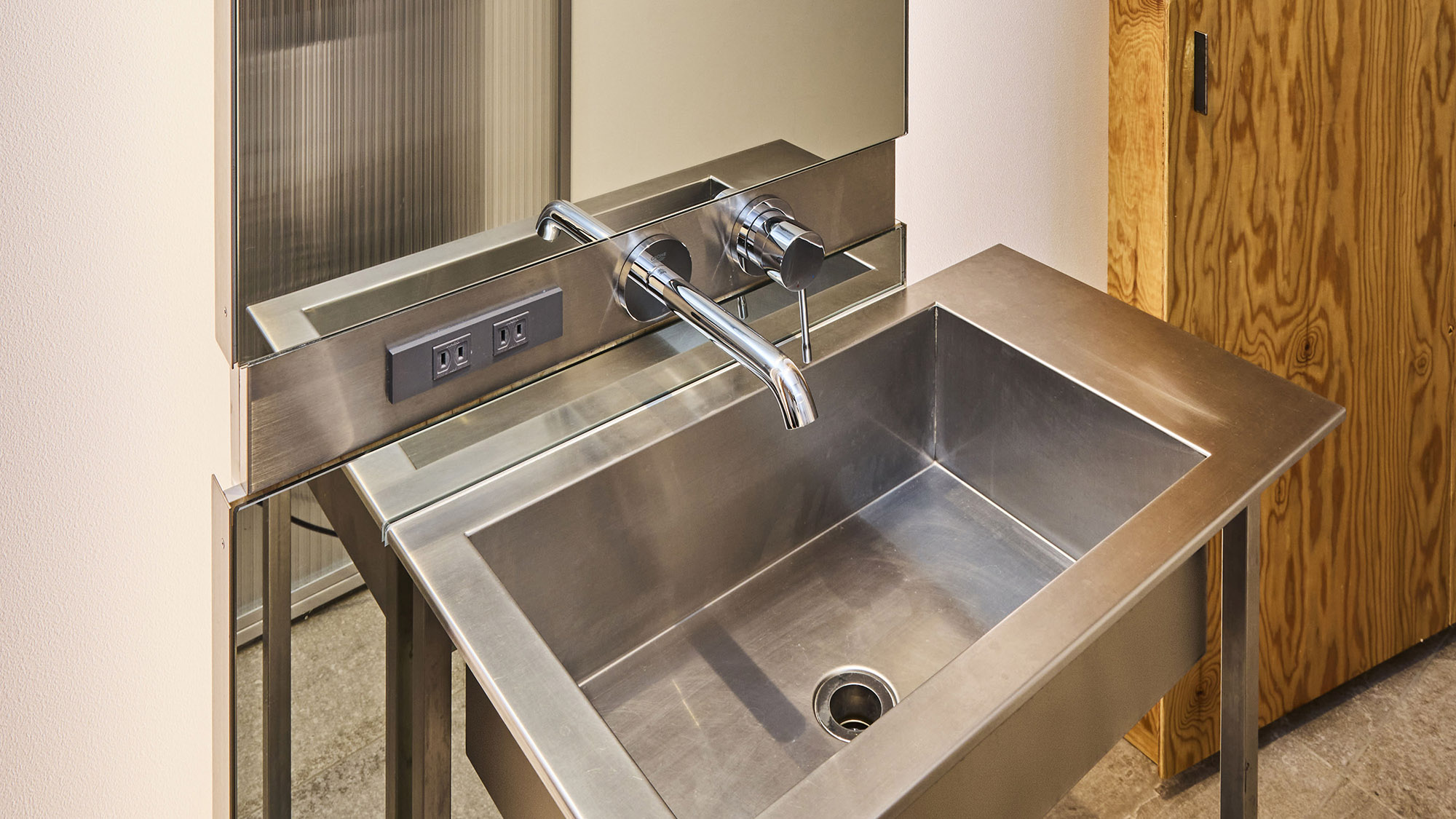 スタンダードセミダブル｜独立洗面台／コンパクトながら機能的、洗練されたデザインのお部屋です。