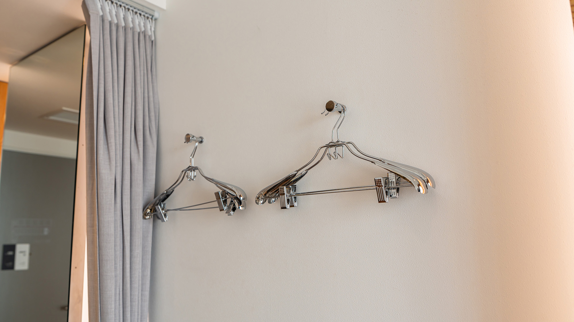 スーペリアセミダブル／スタンダードセミダブル｜備品イメージ／ハンガー