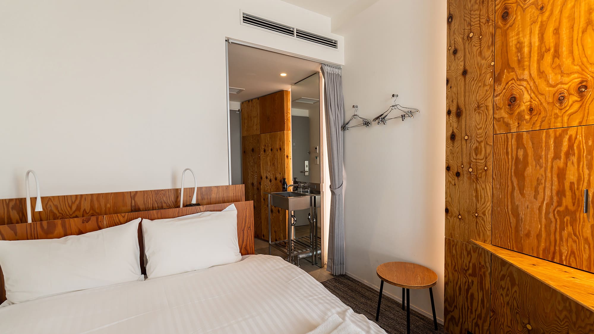 スーペリアセミダブル／スタンダードセミダブル｜客室内イメージ