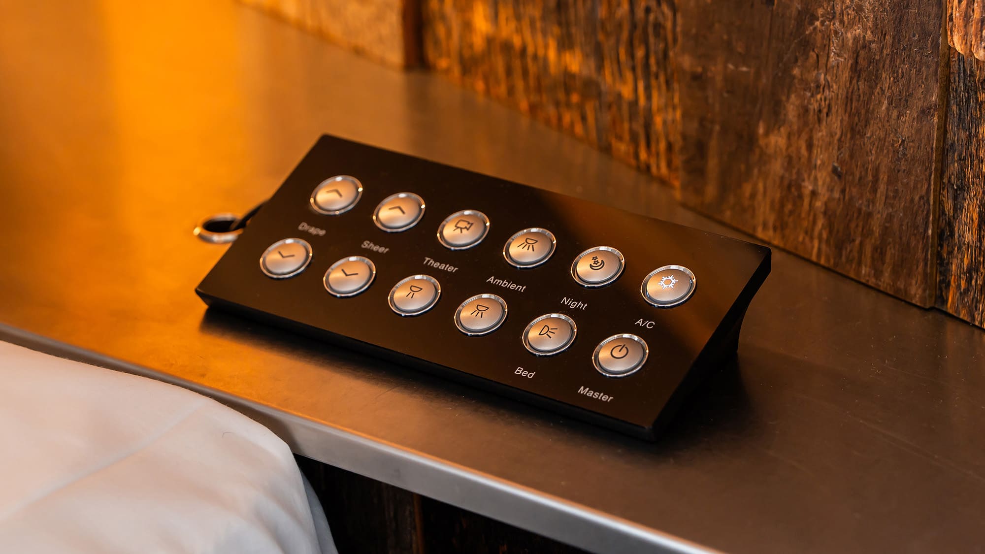 アトリエスイート／ライブラリースイート｜備品イメージ／ベッドサイド・コントロールパネル