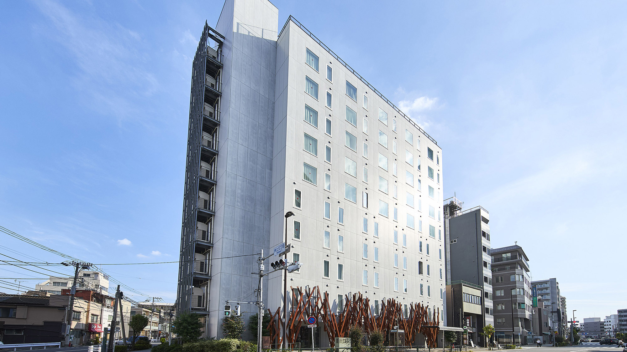 ホテル外観（昼）｜東京スカイツリー&reg;から徒歩圏内、４路線が乗り入れる押上駅B3出口より徒歩3分。