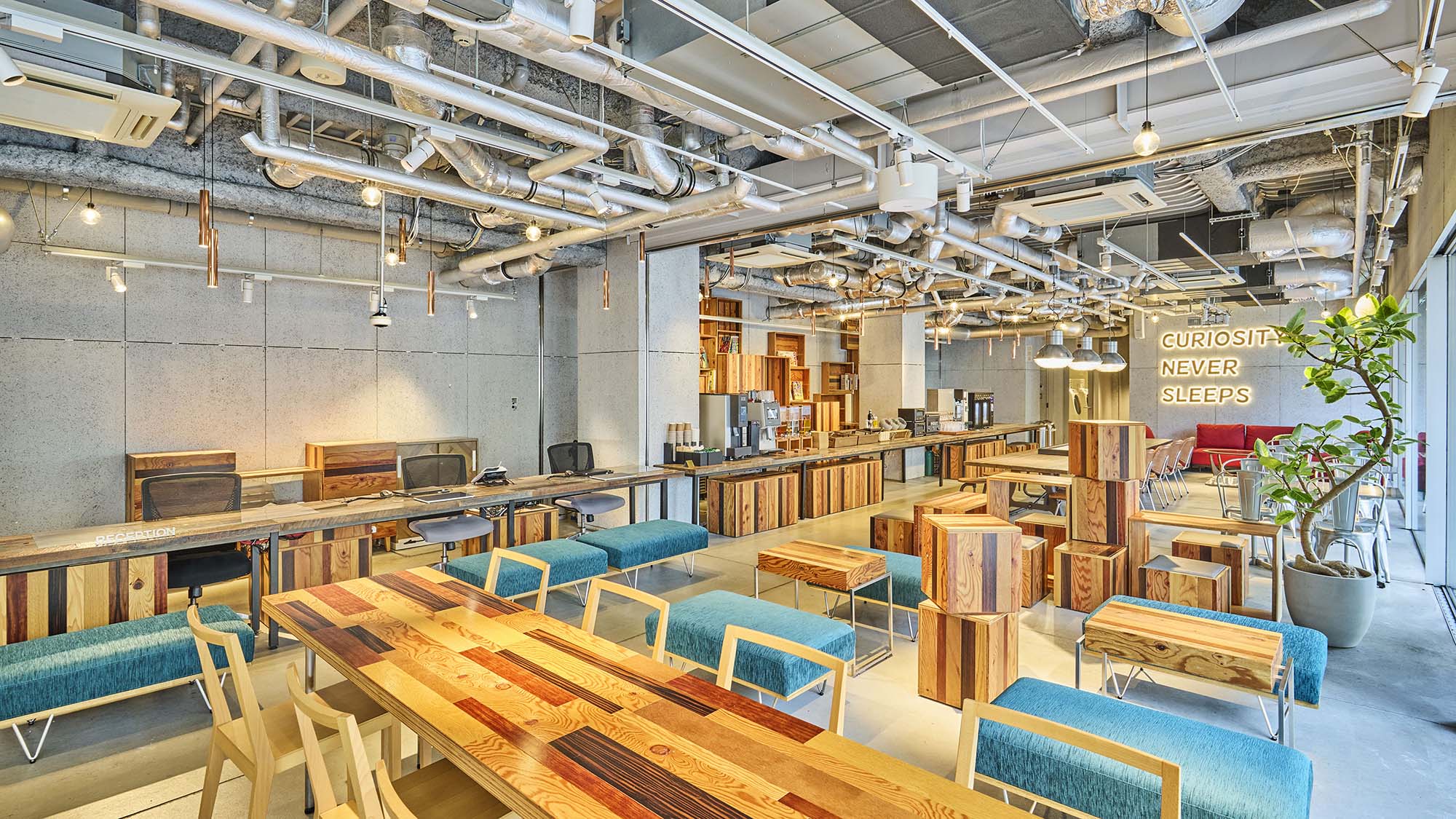 ラウンジ｜インダストリアルな遊び心あふれるラウンジ。