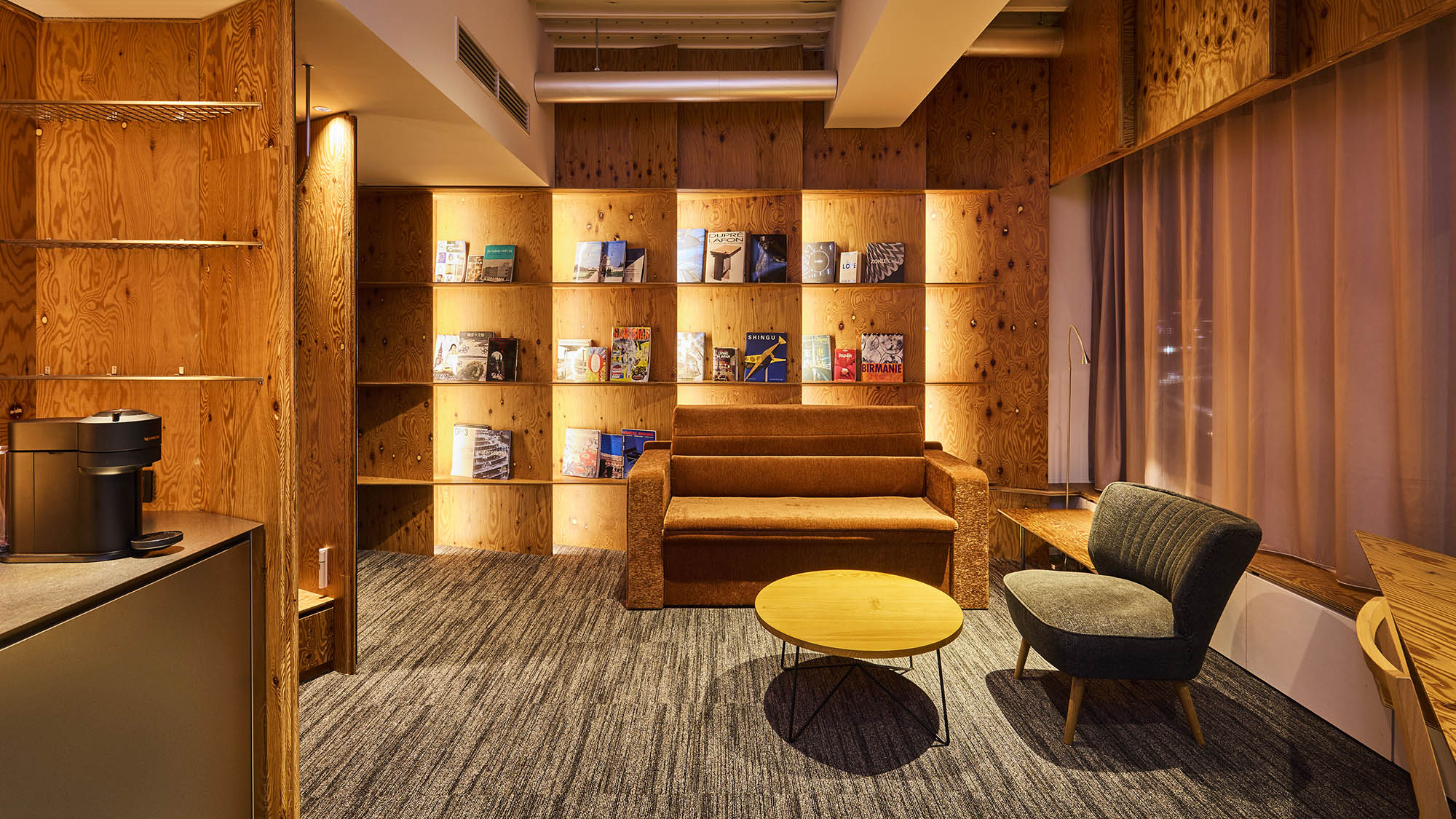 ライブラリースイート｜自宅のようにリラックス。ソファでくつろぎながら読書をお楽しみください。