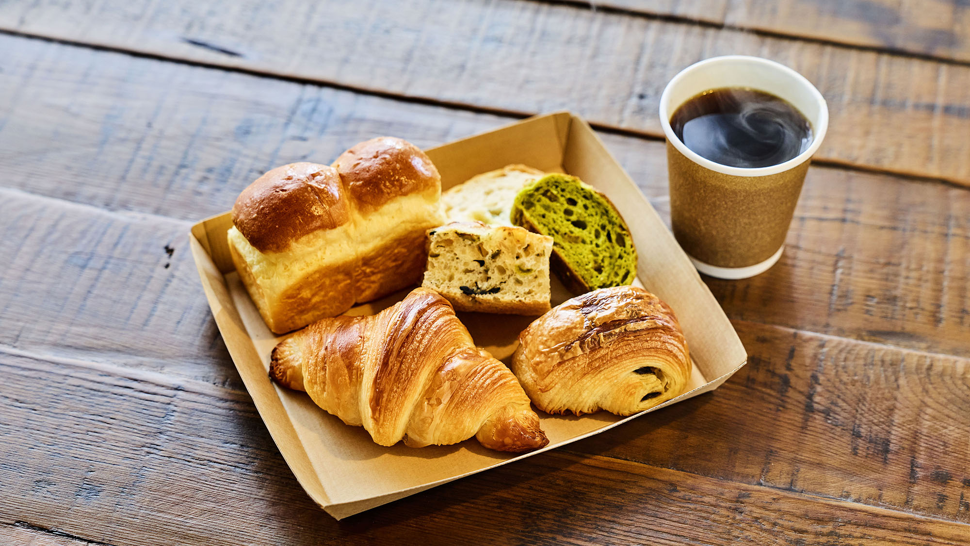 ラウンジ｜焼きたて自家製ブレッドとコーヒーで、いつでも優雅なブレイクタイム。