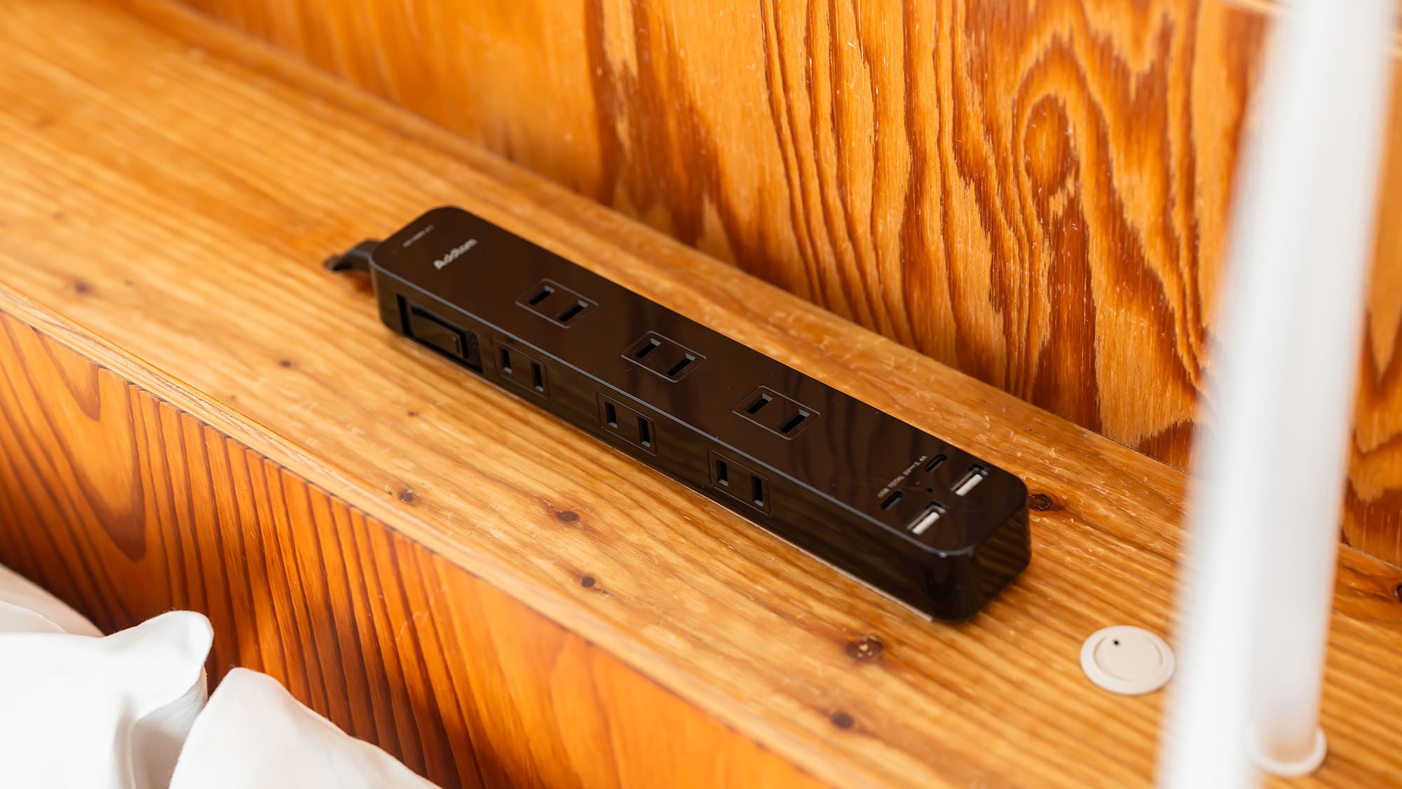 客室備品（共通）｜コンセントとUSBポートが複数あり、スマホなどの充電に便利です。