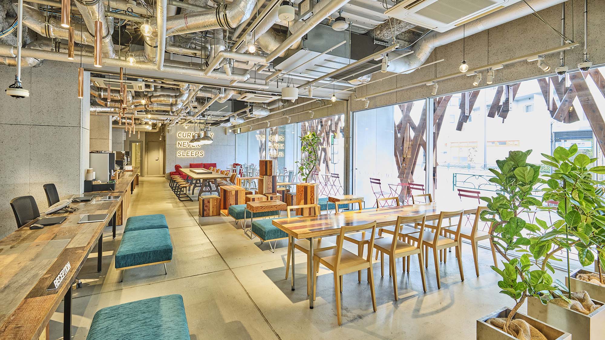 ラウンジ｜光が差し込む開放的なラウンジで、おくつろぎください。