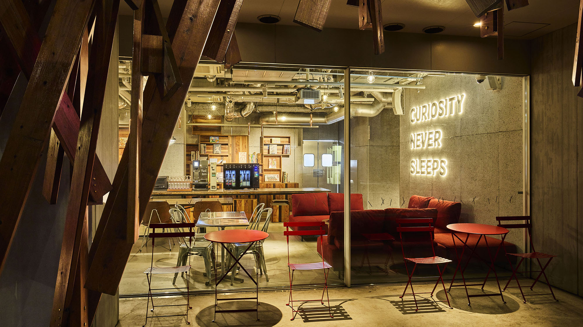 ラウンジ｜外観やインテリアのデザインは、世界的建築家・隈研吾氏が監修を手がけています。