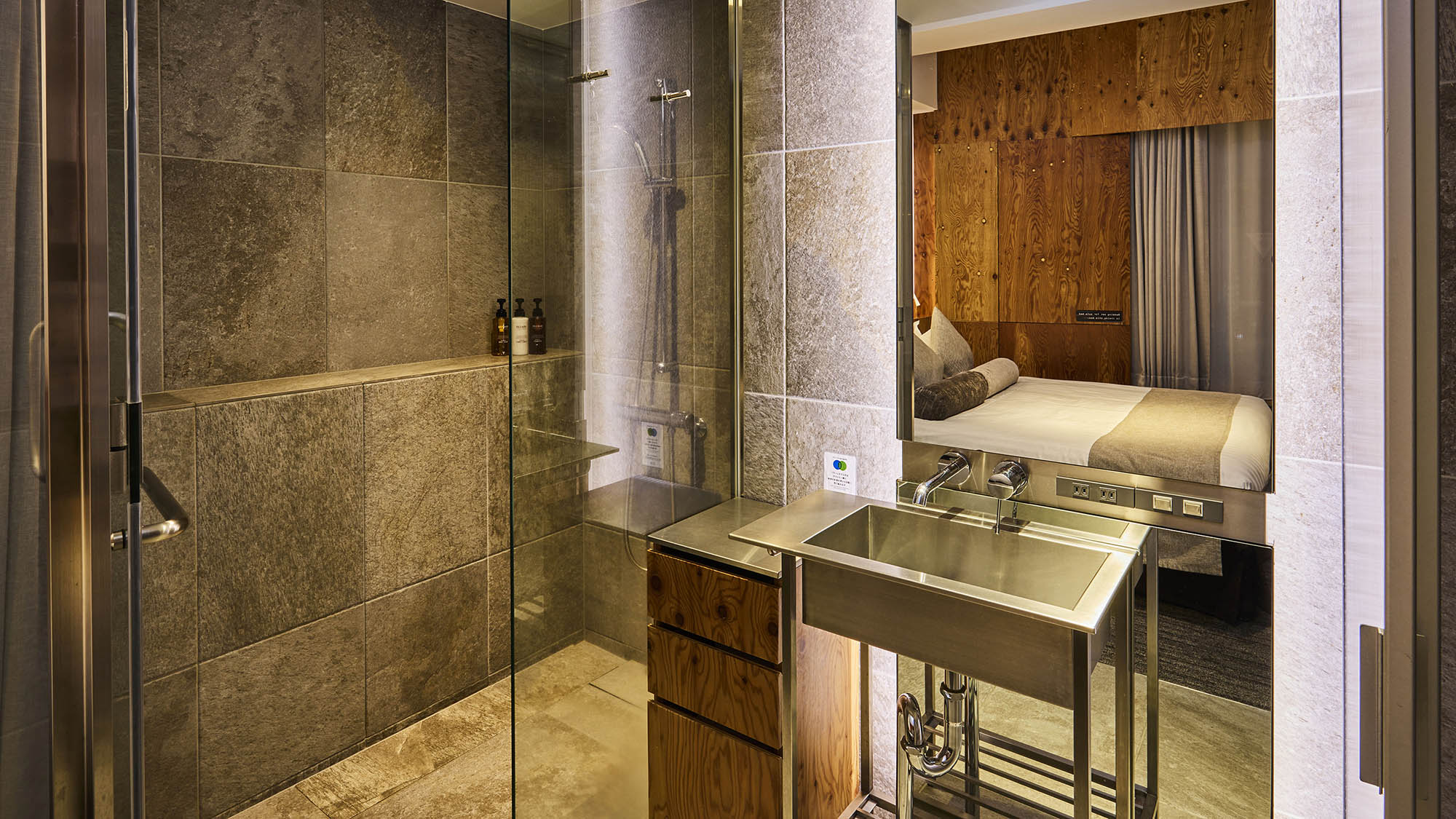 デラックスツイン｜全身の疲れを解きほぐす、ゆったり広めのシャワーブース。個性的な独立洗面台。