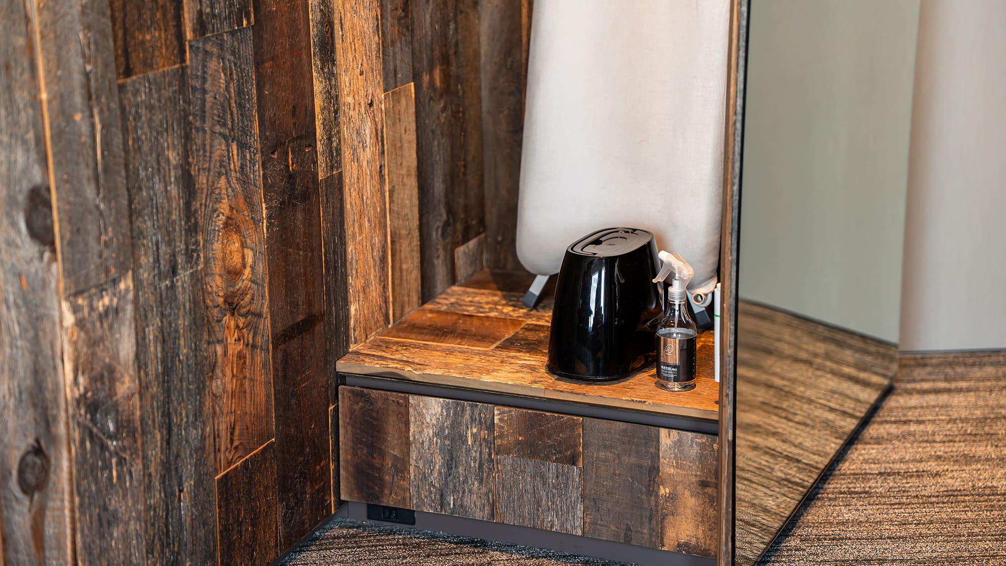 アトリエスイート／ライブラリースイート｜備品イメージ／アイロン・消臭ミスト