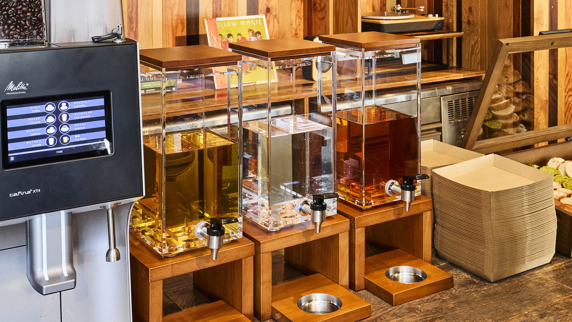 ラウンジ｜FREE DRINK／コーヒーや紅茶などのソフトドリンクを24時間いつでも。