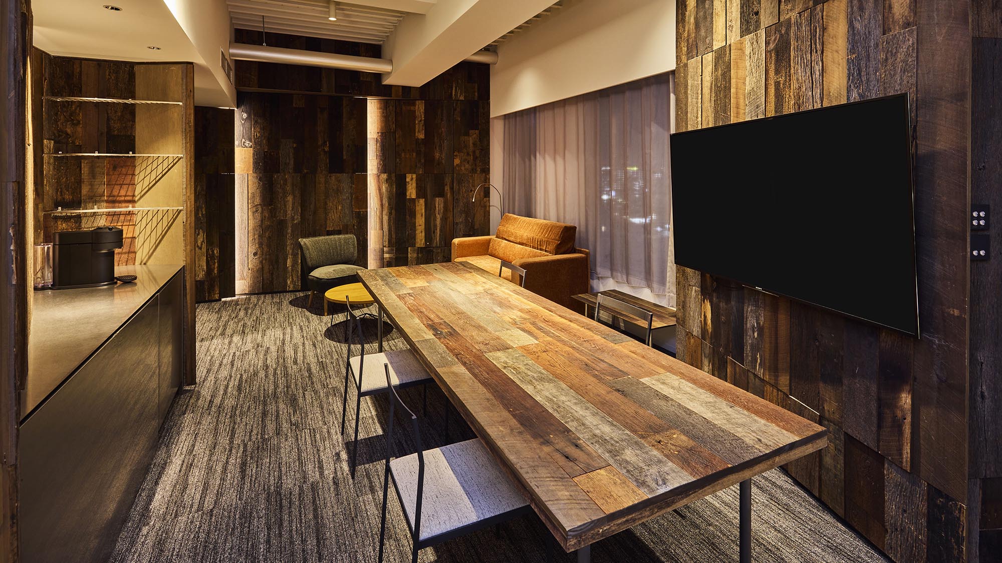 アトリエスイート｜個性的でシックな木製インテリア。多目的に使えるロングテーブル。