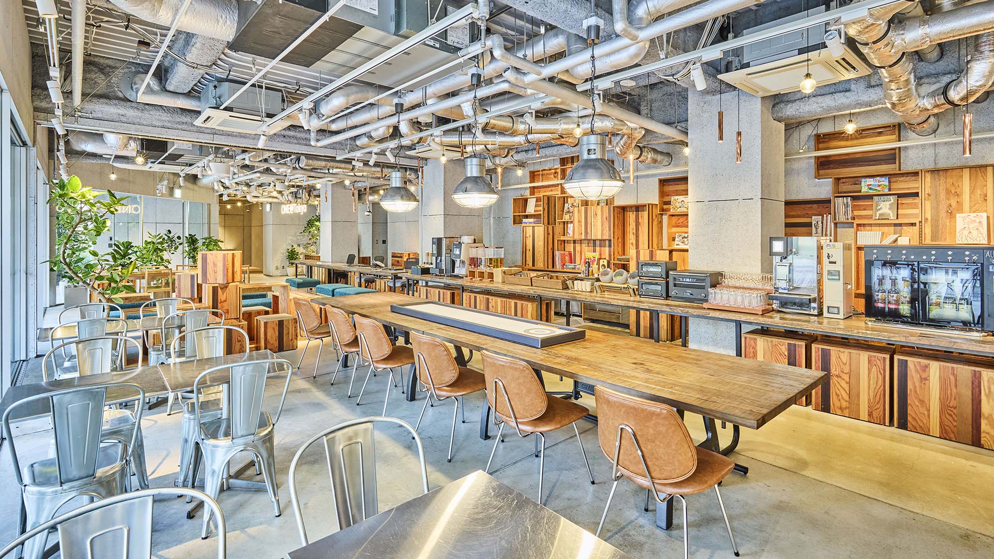 ラウンジ｜木の温もりと無機質な素材が交錯する、スタイリッシュなラウンジ。