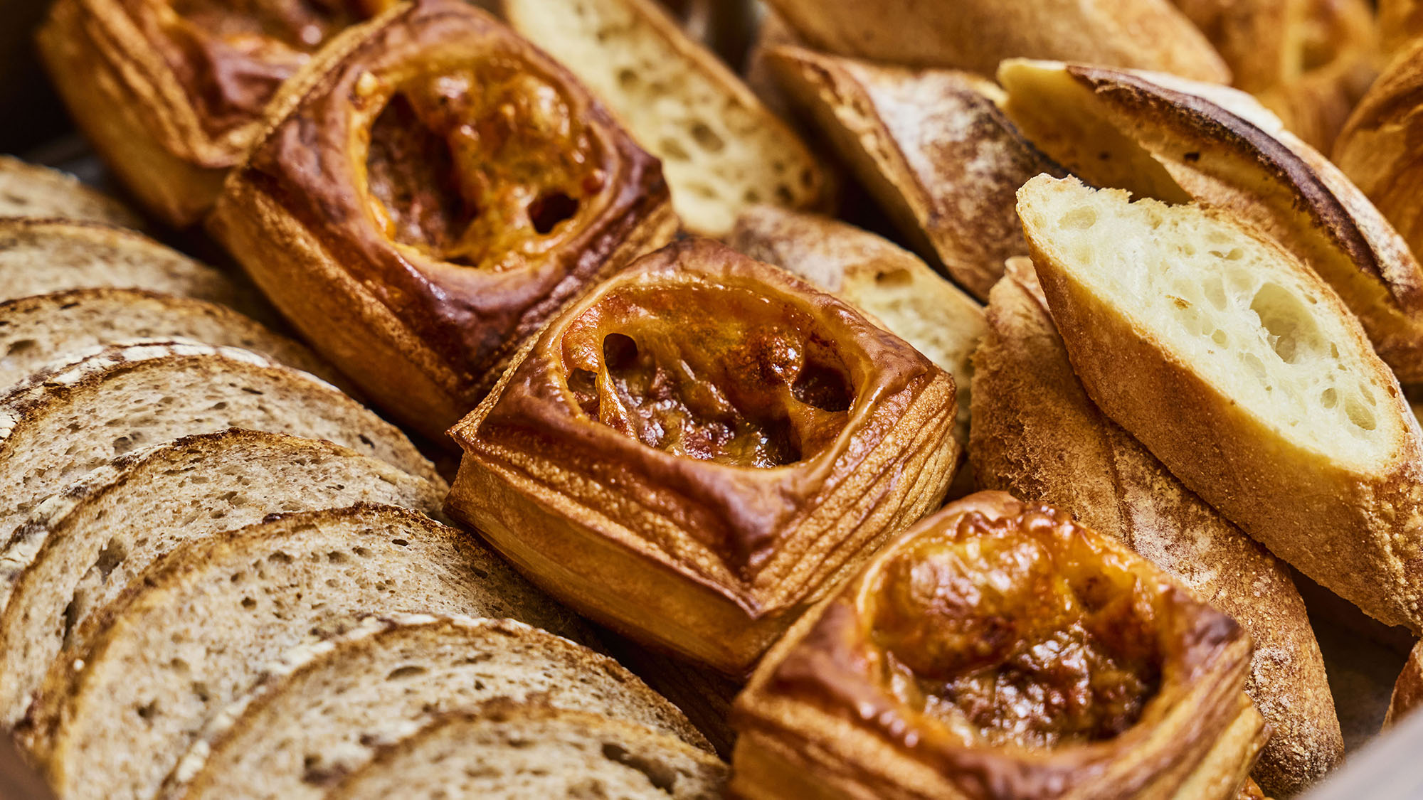 ラウンジ｜24時間楽しめる自家製ブレッド。時間ごとに変わるパンとの出会いを。