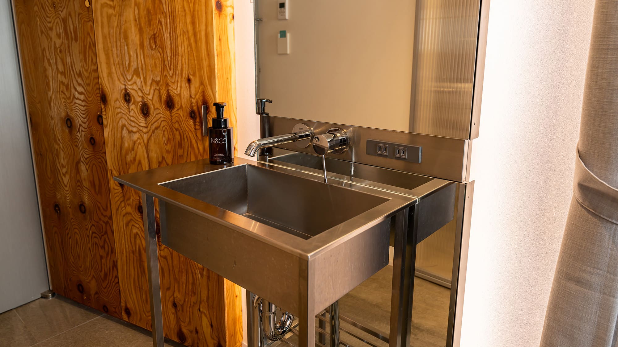 スタンダードセミダブル｜客室内イメージ