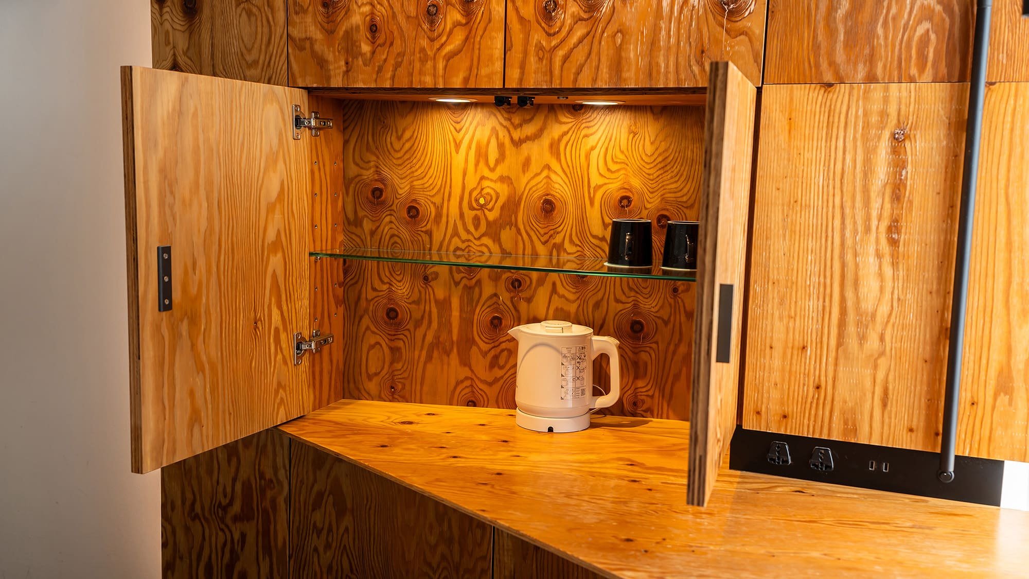 スーペリアセミダブル／スタンダードセミダブル｜備品イメージ／電気ポット・マグカップ