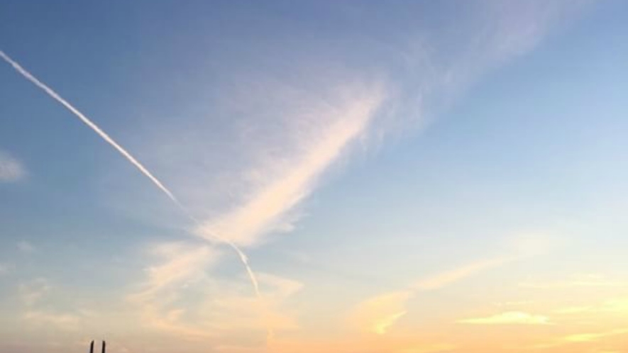 広大な海と空と空港。幻想的な景色をお楽しみください。