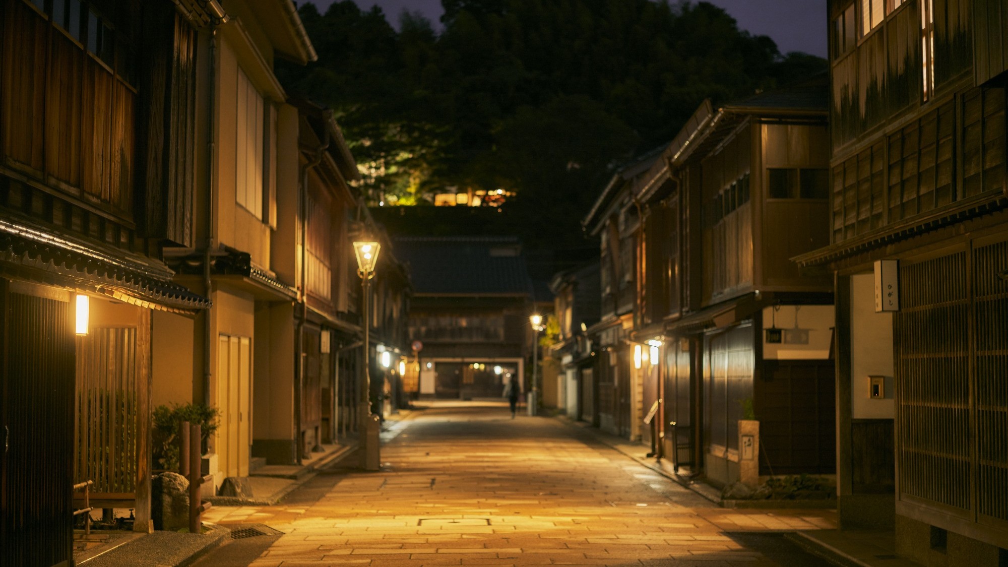 【ひがし茶屋街】金沢グルメを楽しんだ後は、幻想的な夜の茶屋街まで足を伸ばしてみても◎