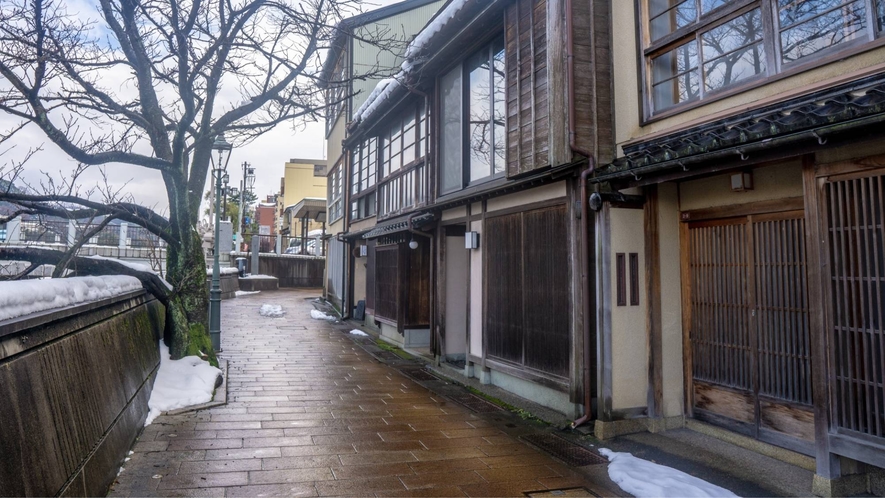 金沢と言えば東茶屋街が有名ですが、すぐ近くに川沿いに伸びる主計町茶屋街もあります