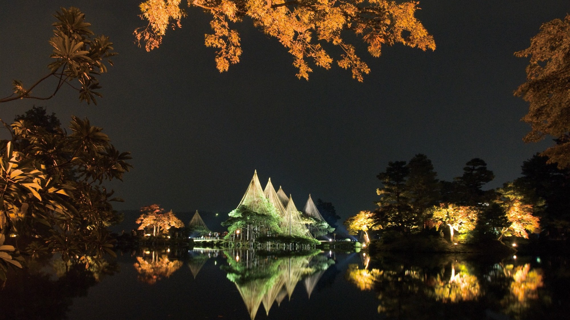 【兼六園】季節ごとに期間限定で開催される特別ライトアップ。旅の日程と合えば、ぜひ夜の絶景鑑賞へ。