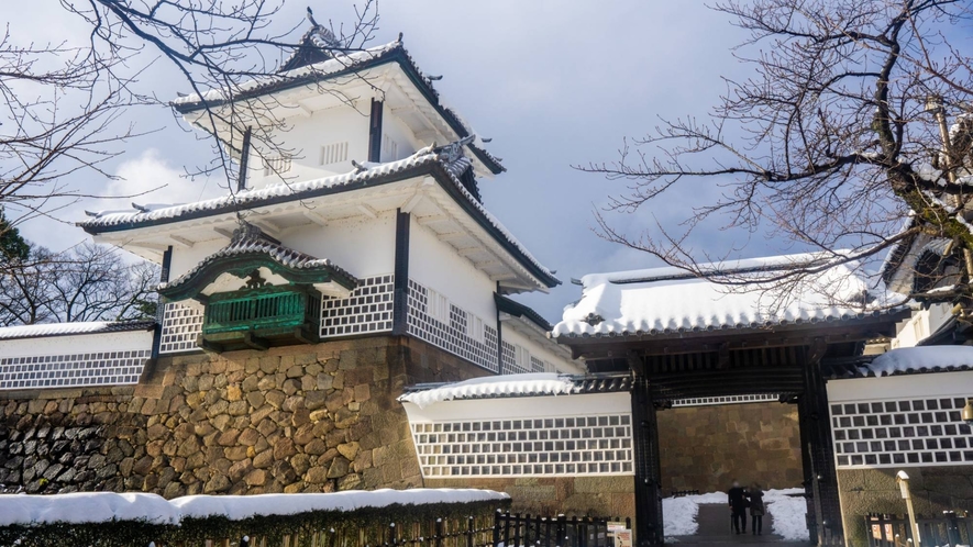 雪化粧美しい金沢城・石川門