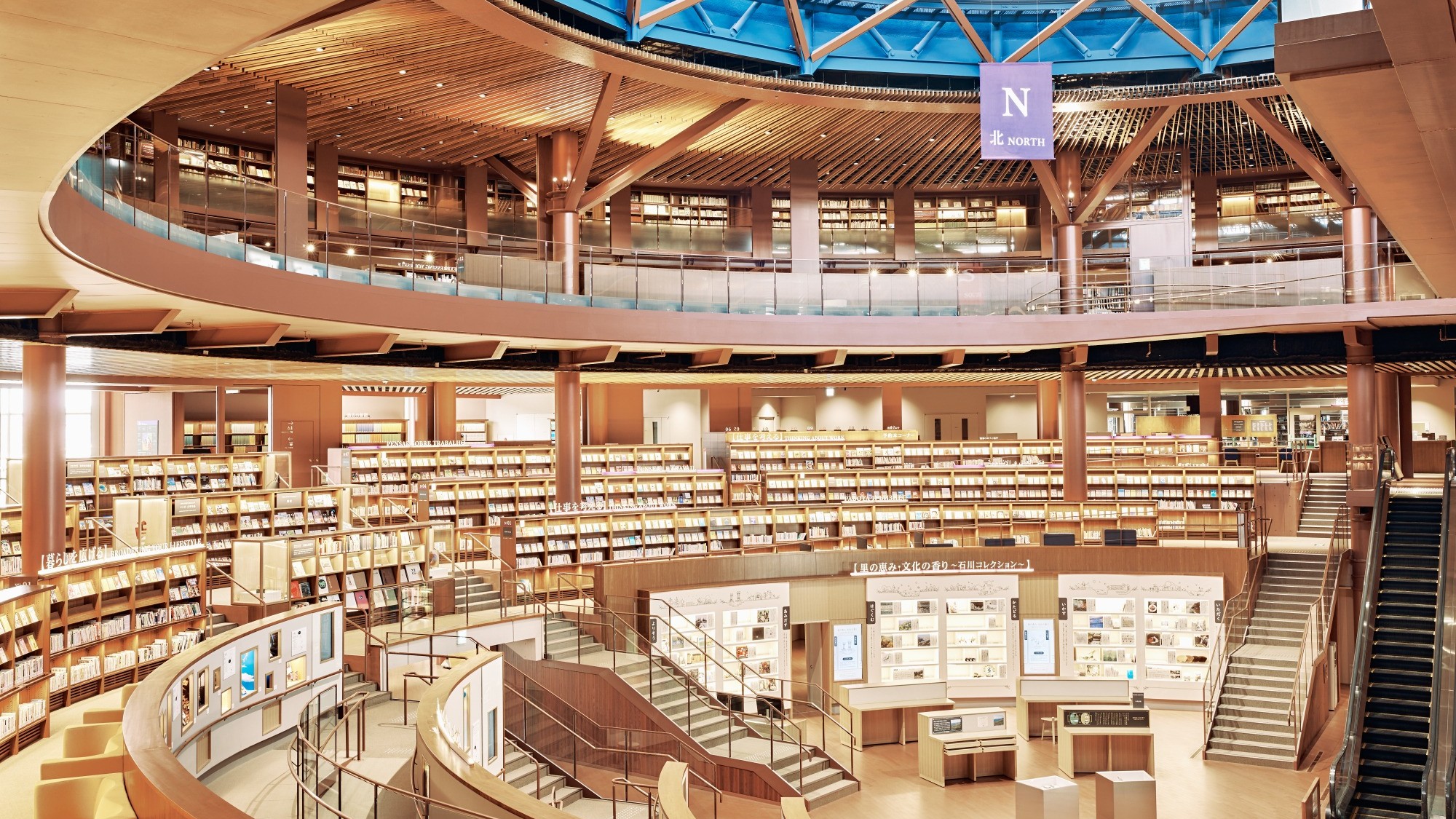 【石川県立図書館】休日旅には話題の「美しい図書館」でひと息。金沢駅からバス一本でアクセス可能です。