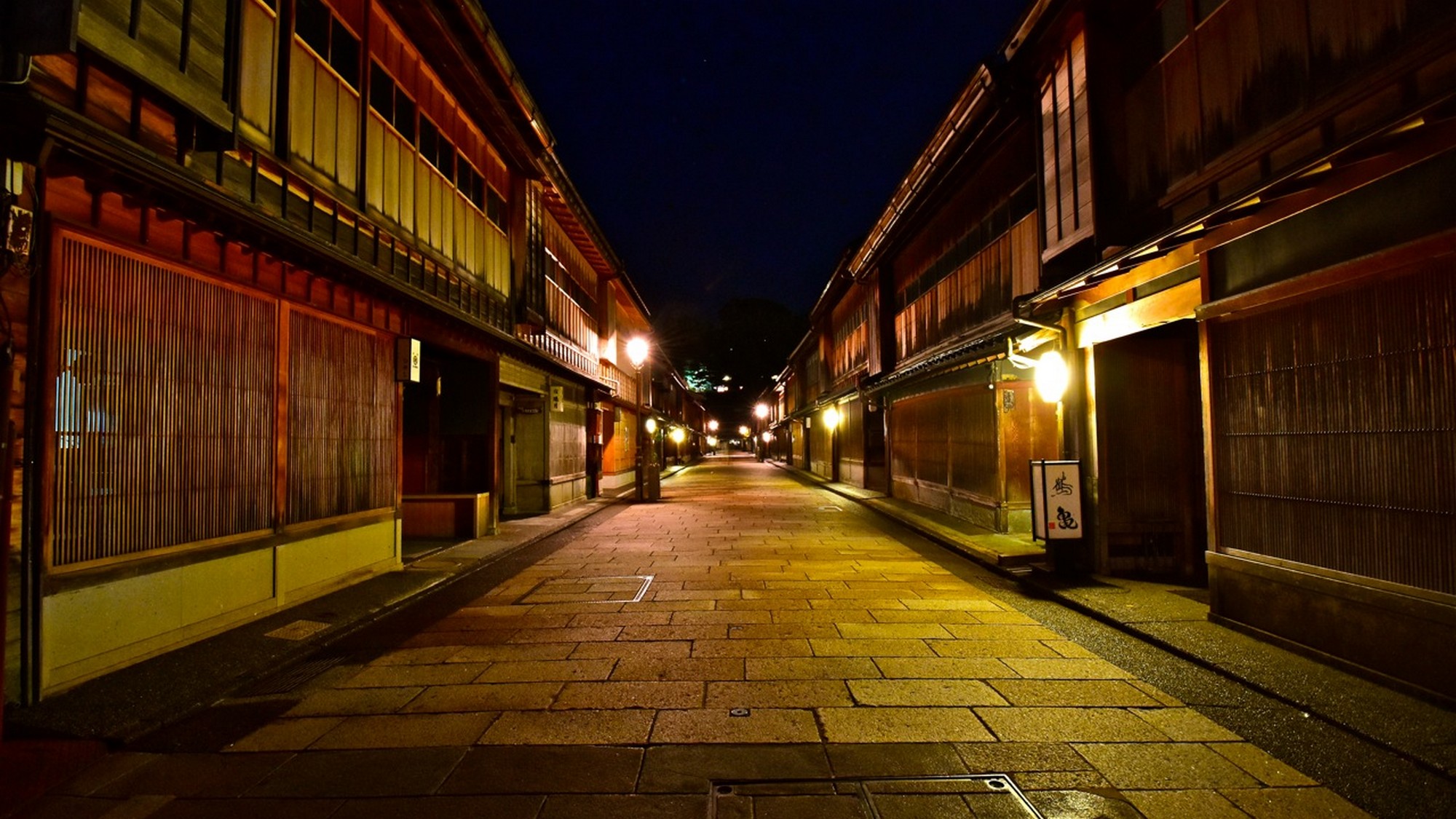 ◆夜のひがし茶屋街◆　夜は灯りに包まれ幻想的な街並みに