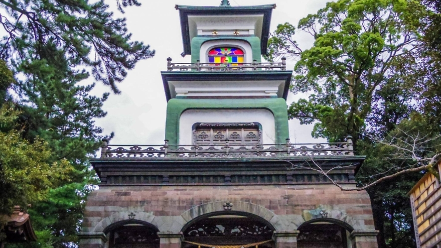 神門にはめ込まれたステンドグラスが美しい尾山神社。日没後のライトアップも幻想的！