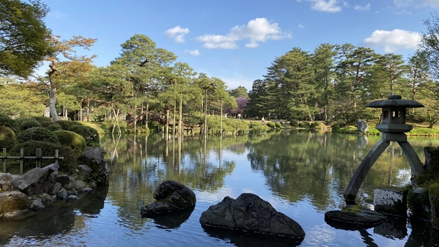 日本三名園の一つ「兼六園」は、金沢に来たら一度は訪れたいスポットです。
