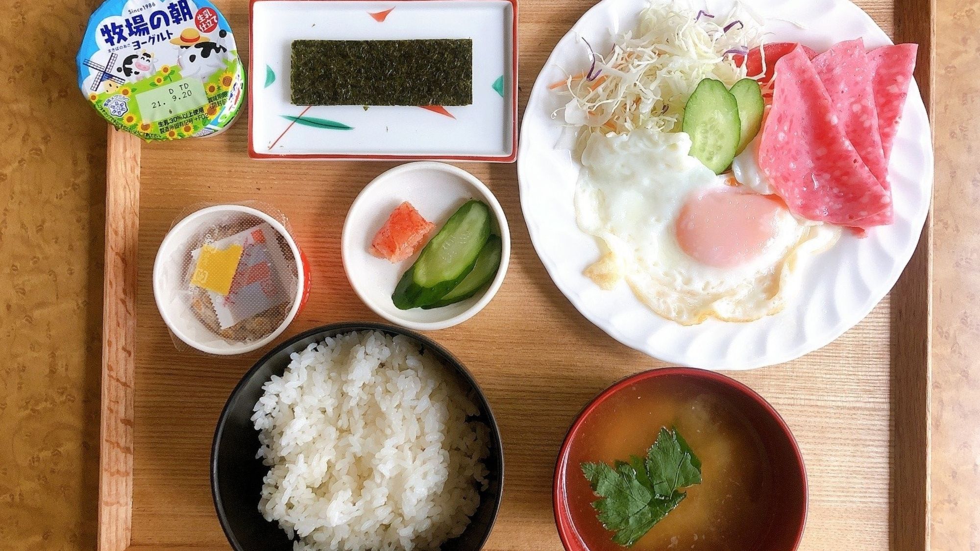 【朝食】セルフサービスなのでお好きな物をチョイスしてください！ごはんとお味噌汁で和風朝食♪