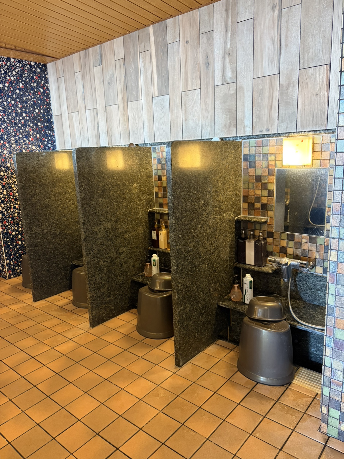 ◆男性洗い場（カラン8個設置+立式1個）