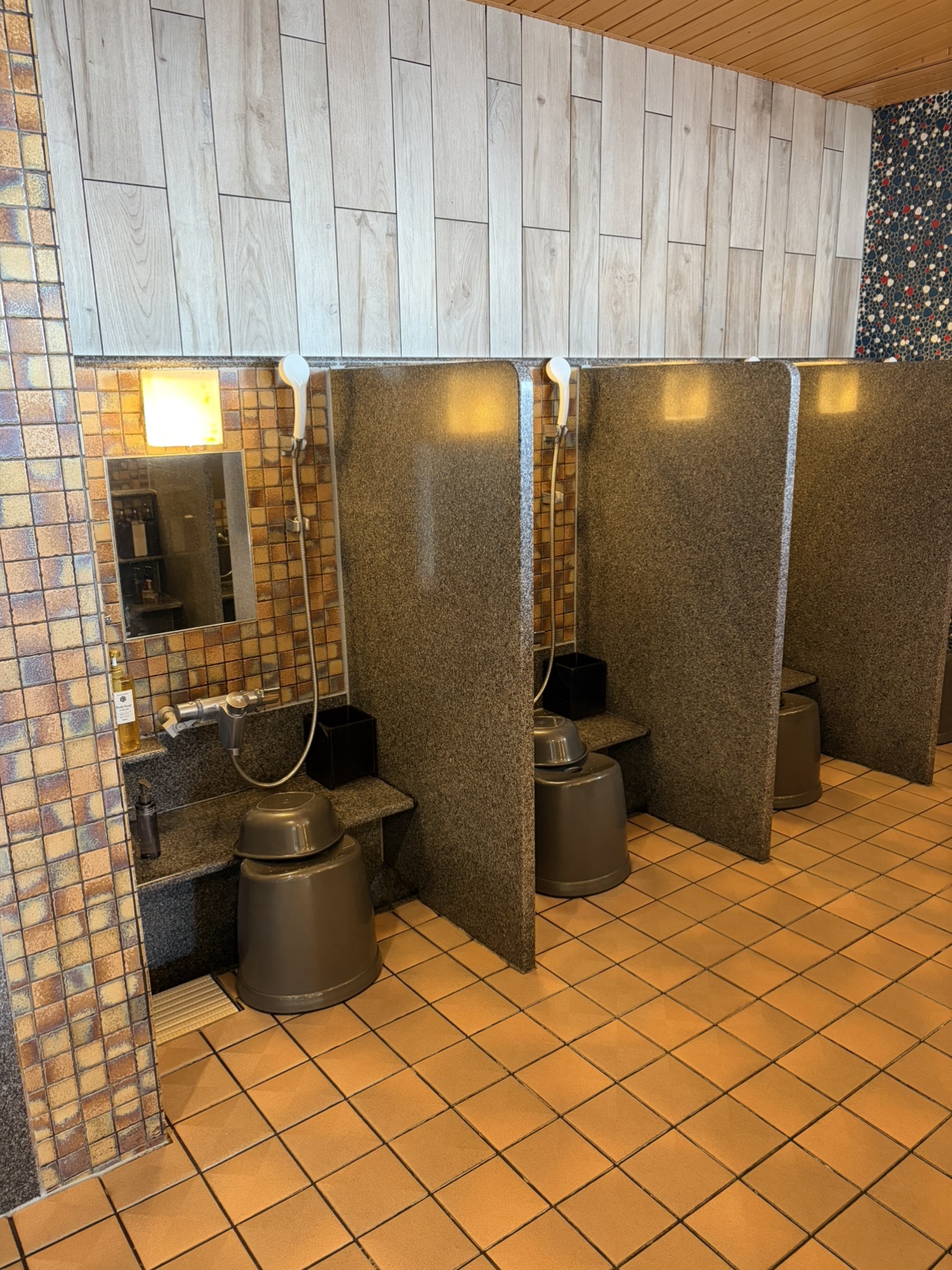 ◆女性洗い場（カラン8個設置+立式1個）