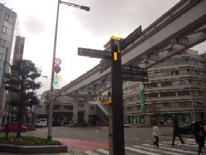 ④小倉駅前交差点を左折してください。角に積水ハウス、福岡ひびき信用金庫。