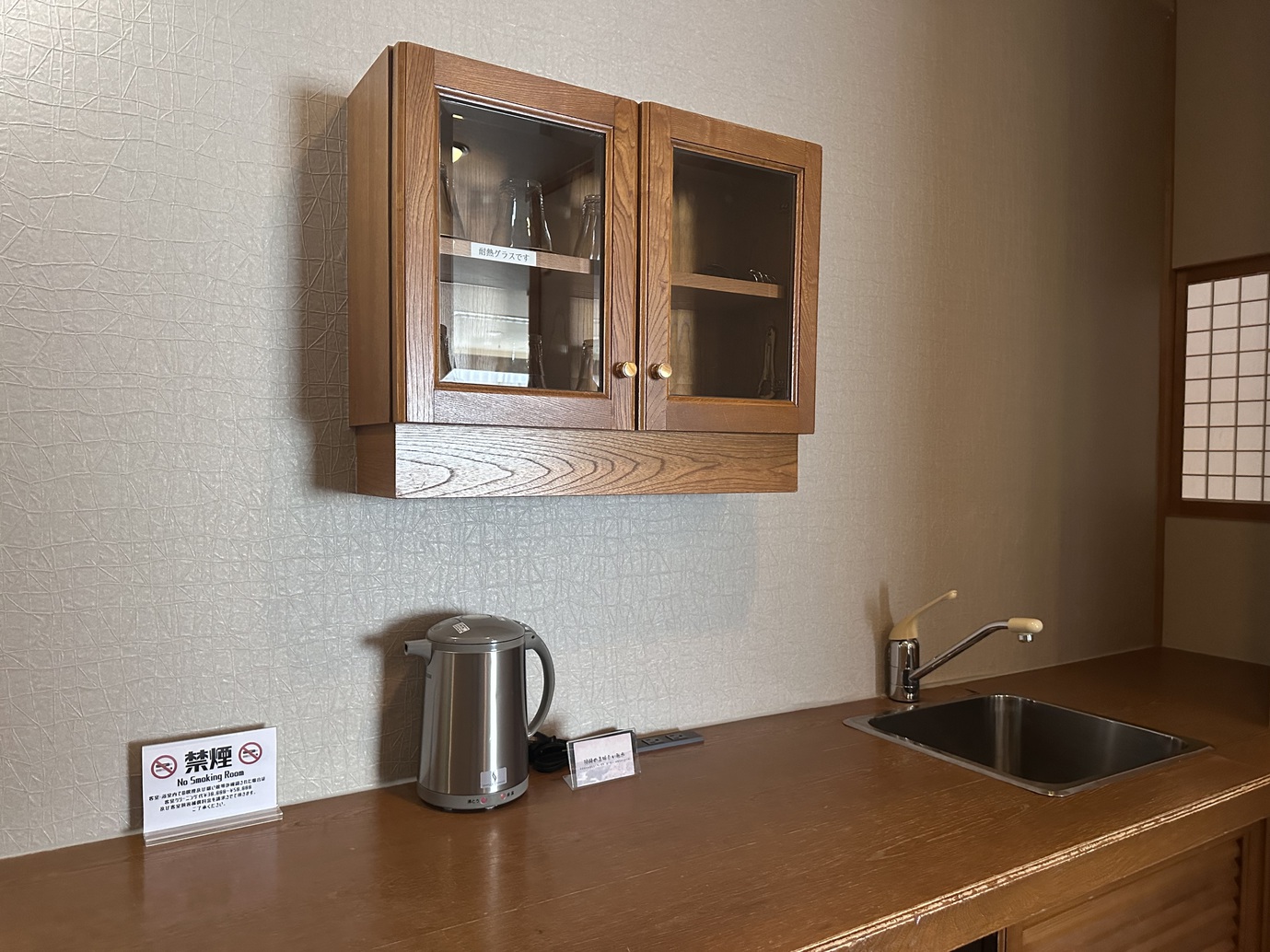 お部屋に備え付けのポットと耐熱グラス