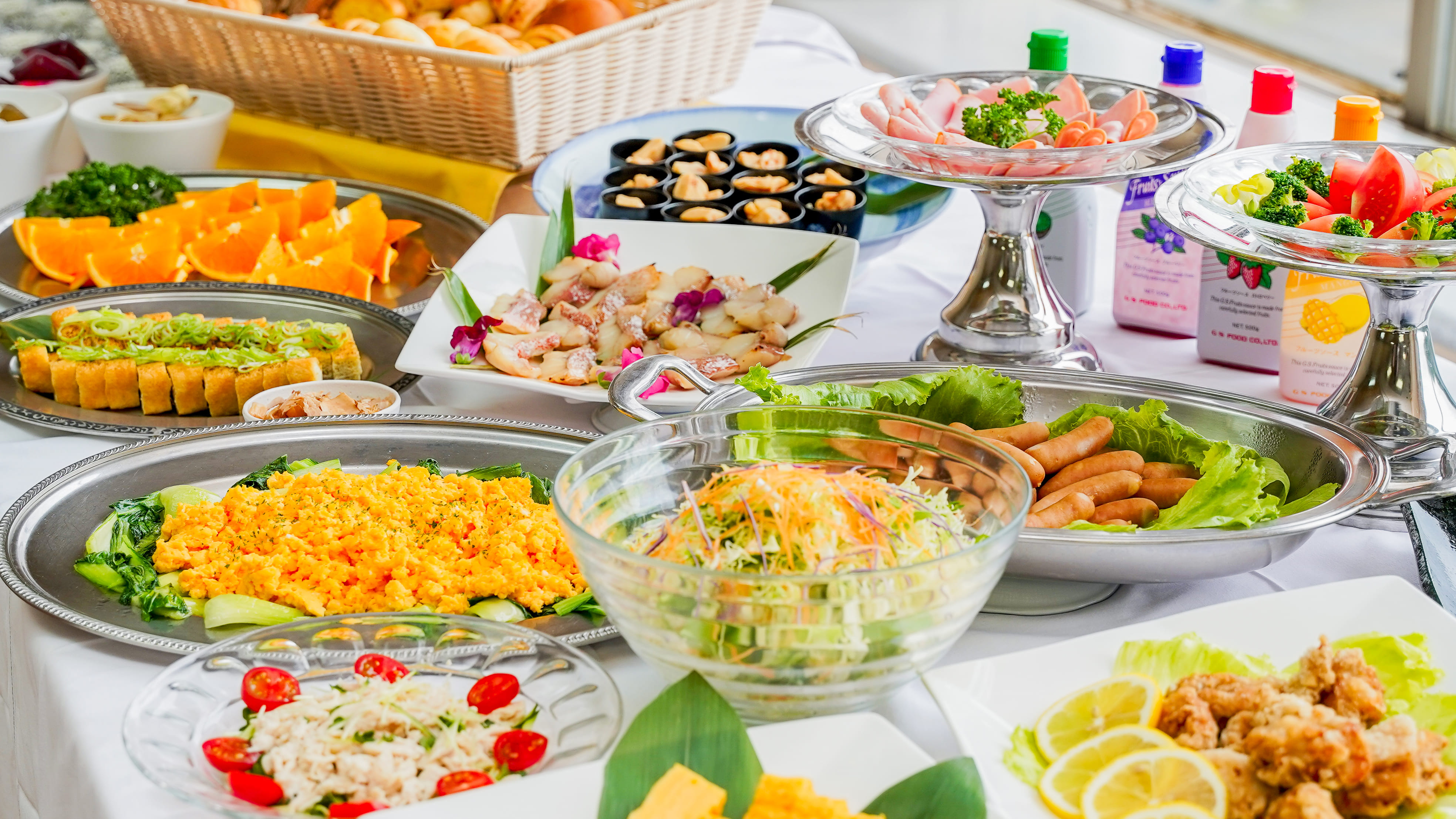 朝食は朝6時30分〜9時（ラストオーダー8時30分）の間、6階レストランフロア「華岬」にてご用意しております。予約制となっておりますので、ご希望のお客様は前日22時までにフロントスタッフまでお申し付けください。