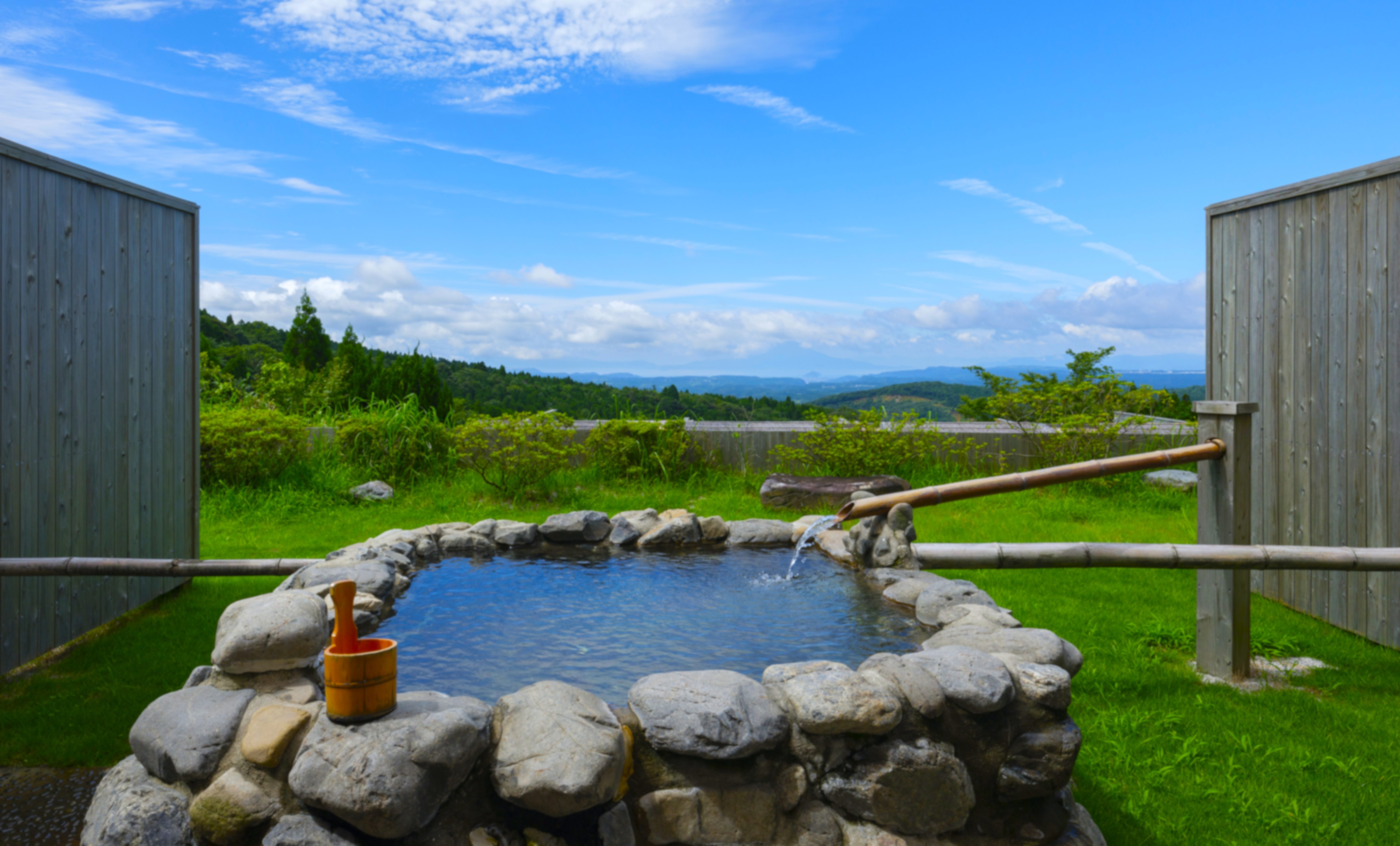 お部屋の露天風呂から霧島の大自然と満点の星を満喫。