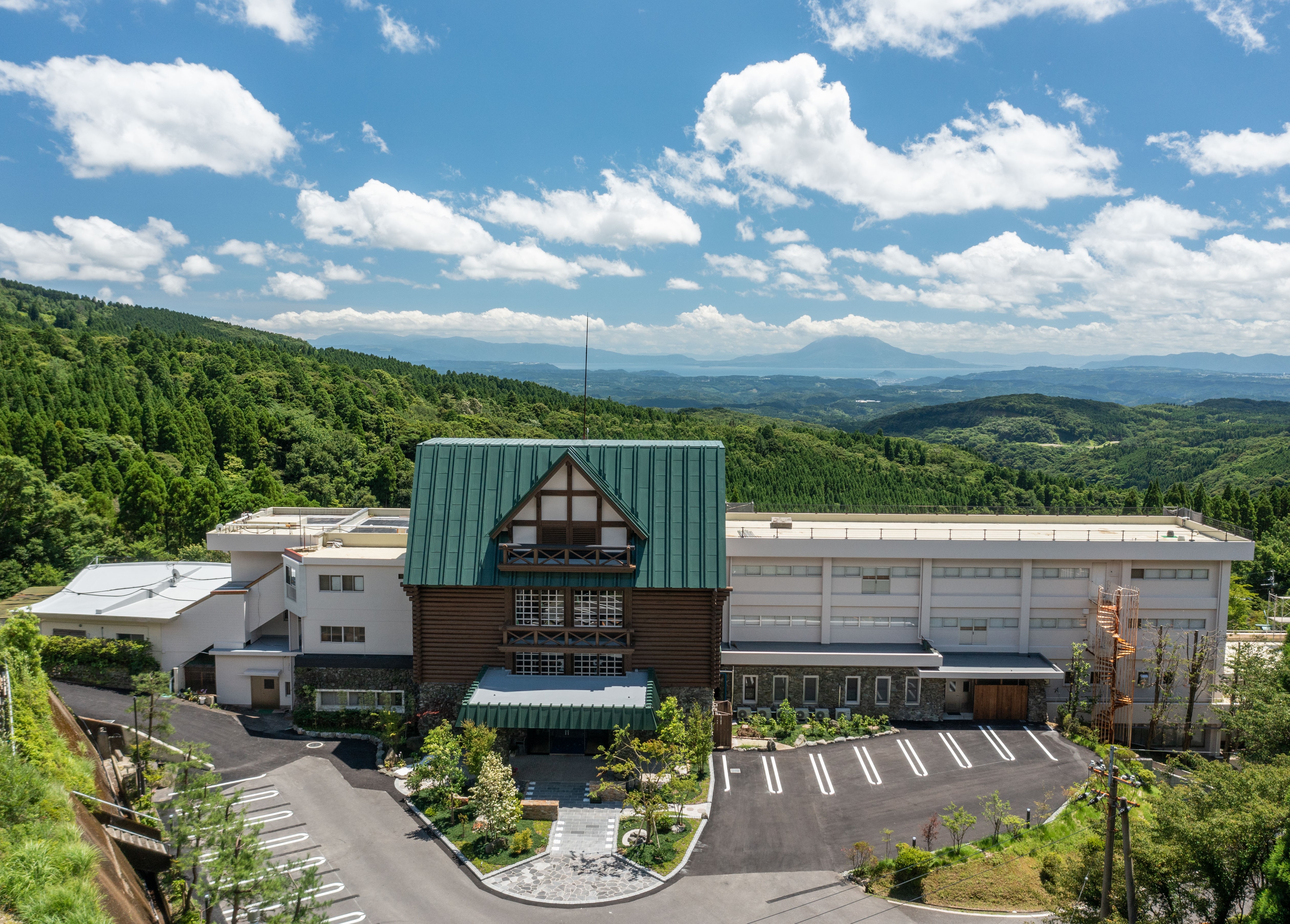 外観 (画像奥は桜島)