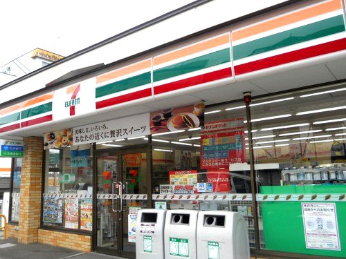 徒歩5分圏内にコンビニ二軒あり。（最寄りは徒歩2分）