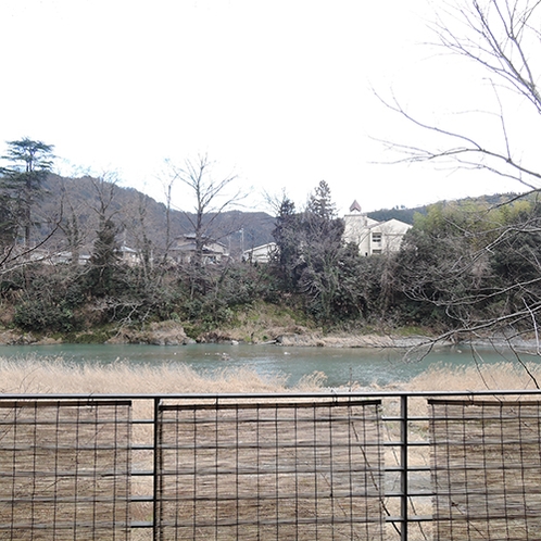 *露天風呂からは神流川の風景が臨めます。