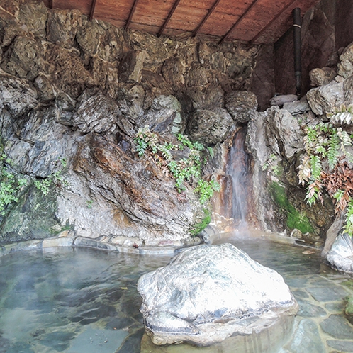 *河畔露天「岩くつ風呂」/地元特産の「三波石」と自然の岩盤を使った自慢の露天風呂。
