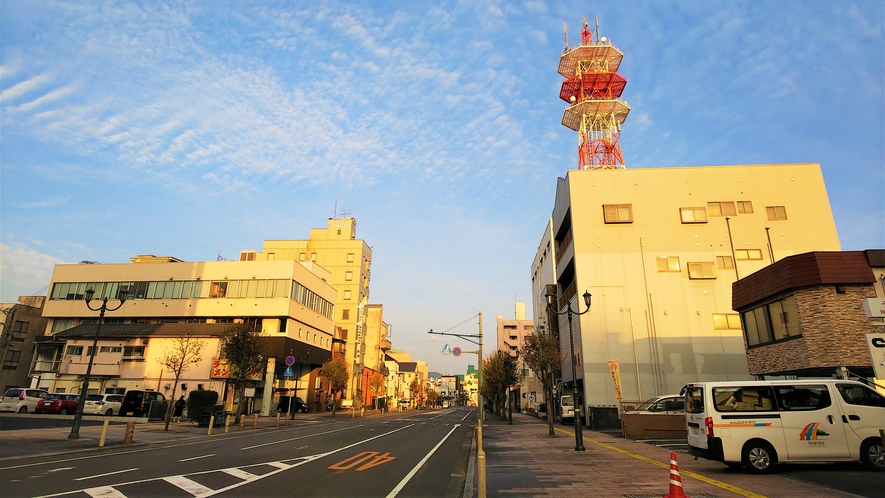 【ホテル周辺】延岡市役所方面からホテルを見ると、大きな赤白の鉄塔が目印です。