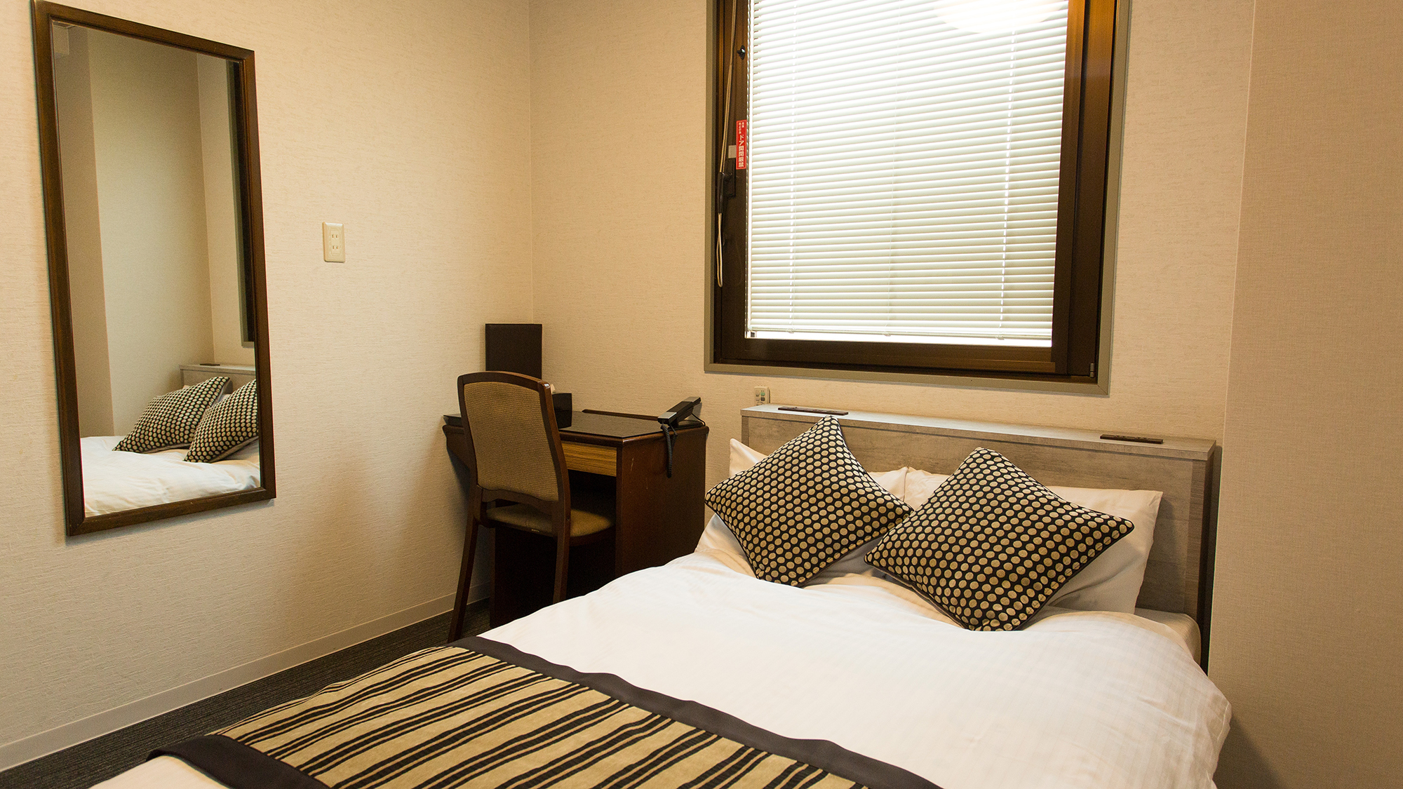 【客室イメージ】セミダブルルーム〈定員1〜2名〉