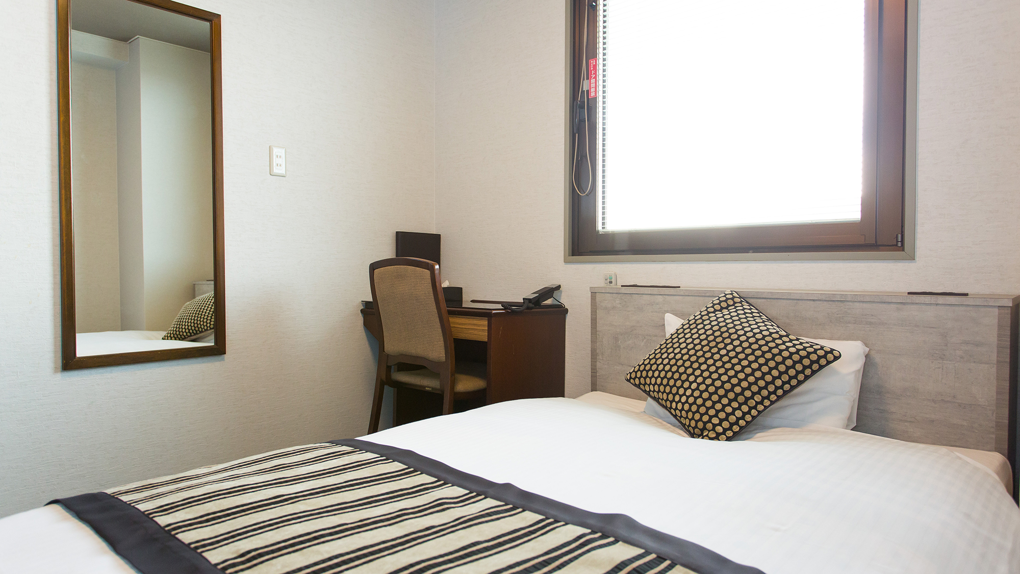 【客室イメージ】セミダブルルーム〈定員1〜2名〉