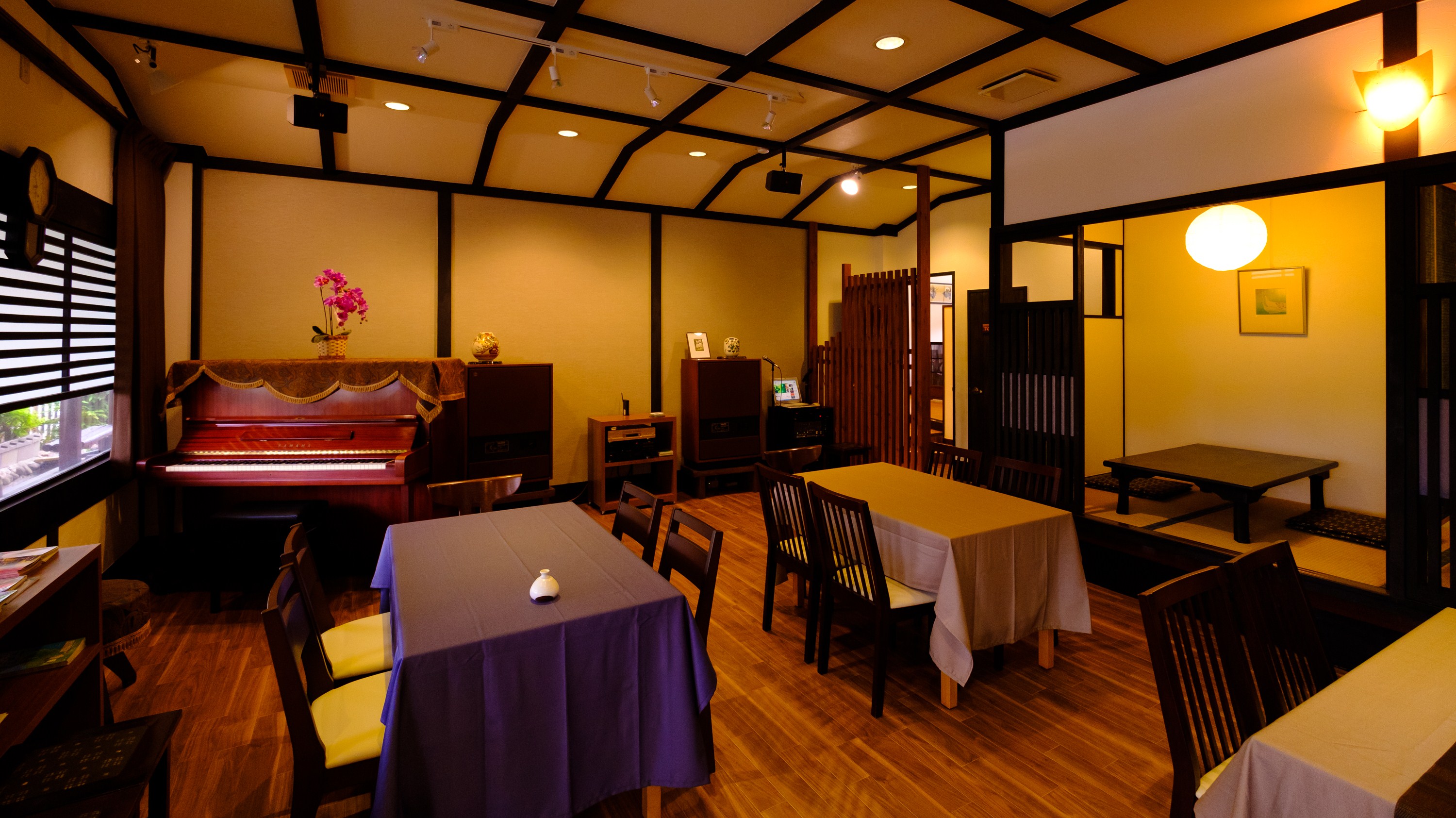 【loung たまり場】全景とピアノ