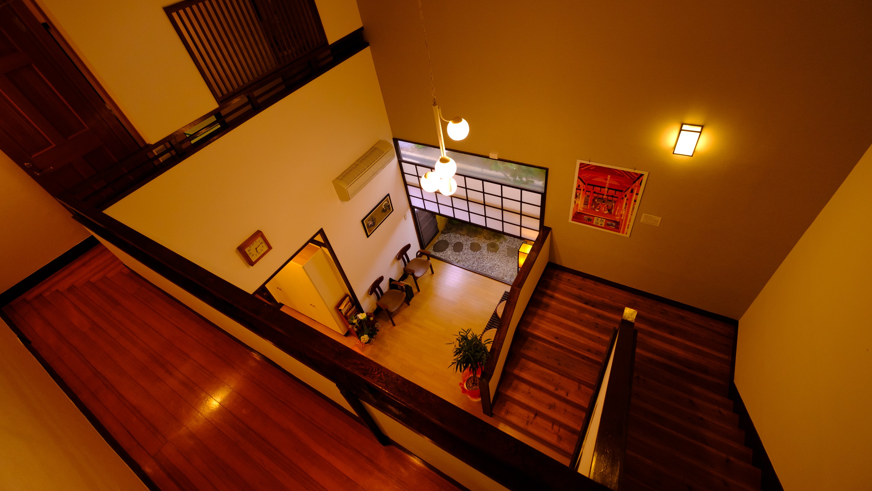 【ロビー】二階よりホールを望む