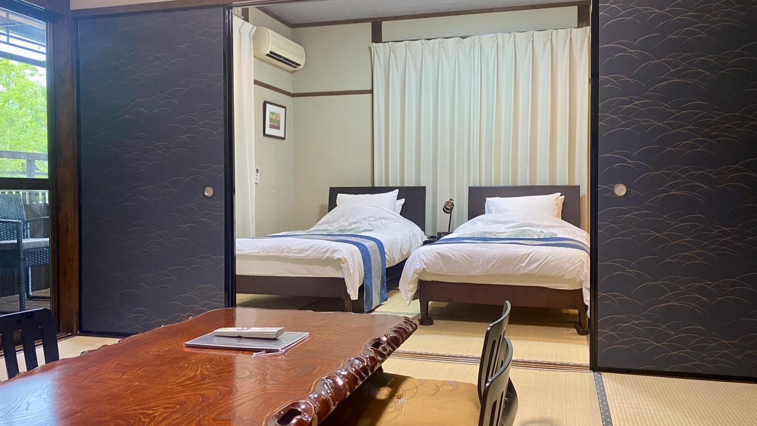 阿蘇の間居室からベットを見る